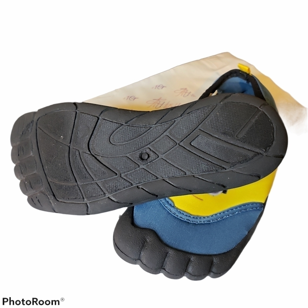 Minions kids water shoes Size 2 Kids - Picture 4 of 16